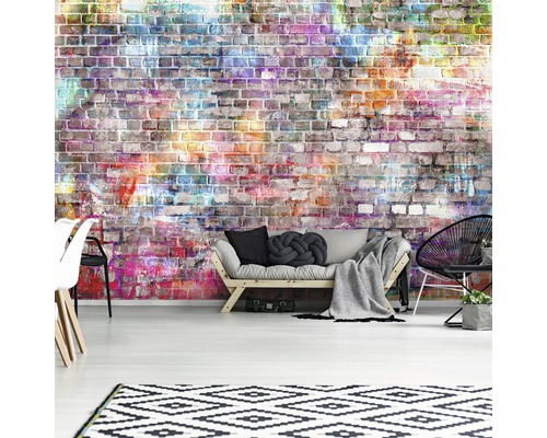 Wohnzimmer mit Mauer-Fototapete, Sofa und Teppich