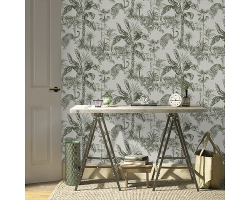 Raumansicht mit Dschungeltapete mit Pflanzen und Leopardenmuster, Schreibtisch und Dekorationen