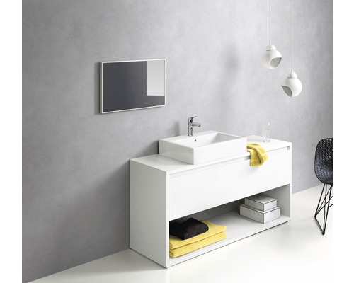 Modernes Badezimmer mit weißem Waschtischunterschrank, Aufsatzwaschbecken, Spiegel und Hängelampen.