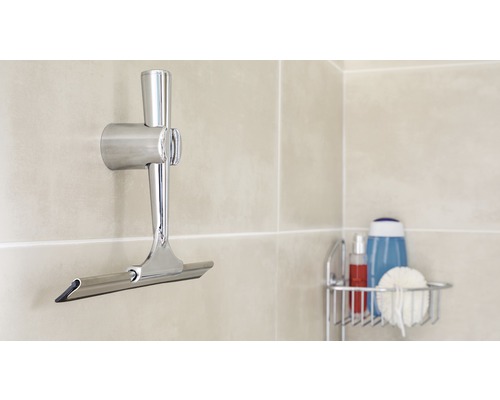 Duschabzieher mit Halterung an der Wand im Badezimmer