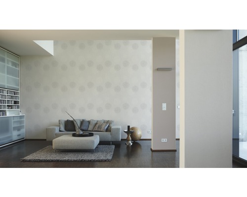 Wohnzimmer mit Sofa, Teppich, Schrank und gemusterter Tapete