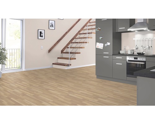 Heller Raum mit Laminatboden, Treppe und Küchenzeile