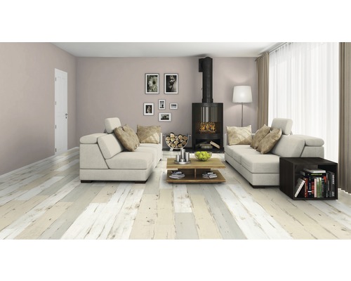 Wohnzimmer mit zwei Sofas, Kamin, Holzboden und Beistelltisch