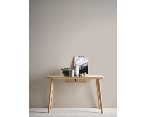 Holztisch mit Schublade, Dekoration und Bild