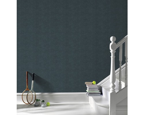 Zimmer mit Tapete, Treppe, Tenniszubehör und Büchern