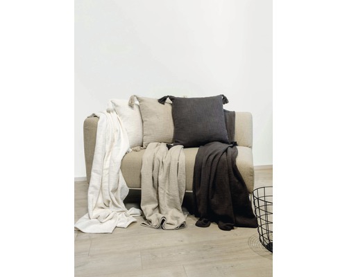 Dekoration mit Kissen und Decken auf einem Sofa