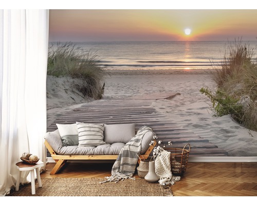 Wohnraum mit Fototapete, die einen Strand bei Sonnenuntergang zeigt