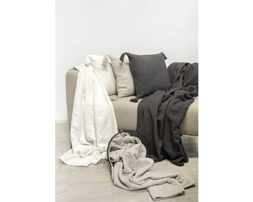 Dekoration mit Sofakissen, Wohndecken und Wäschekorb