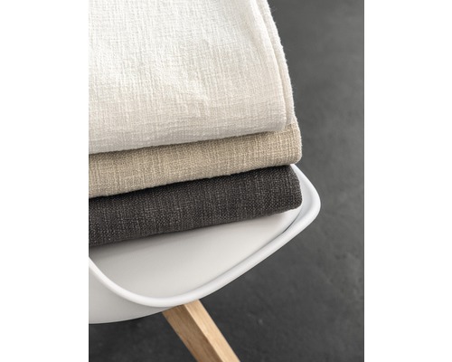 Stapel Textilien auf einem Stuhl