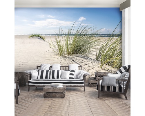 Raumgestaltung mit Fototapete: Strand und Dünen mit Gräsern, kombiniert mit Sitzmöbeln im Streifenmuster.