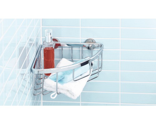 Eckregal aus Metall mit Pflegeprodukten und Handtuch an einer gefliesten Wand