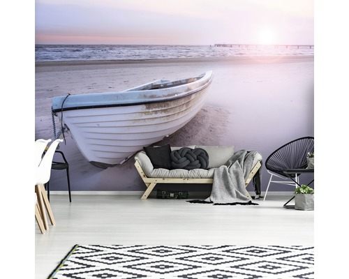 Fototapete mit Strand- und Bootsmotiv in einem hellen Raum