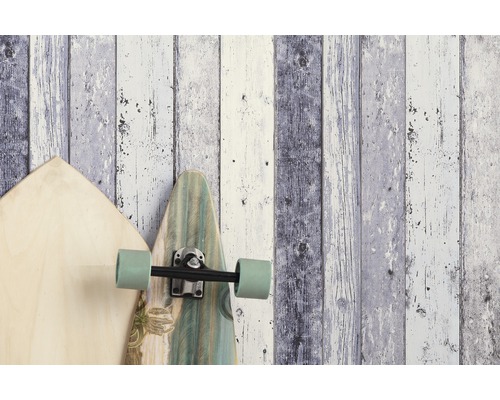Zwei Skateboards aus Holz vor einer Holzwand