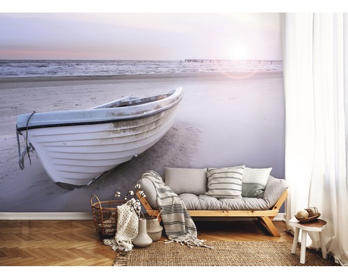 Raum mit Fototapete, die ein Boot am Strand zeigt, Sofa, Teppich und Dekoration