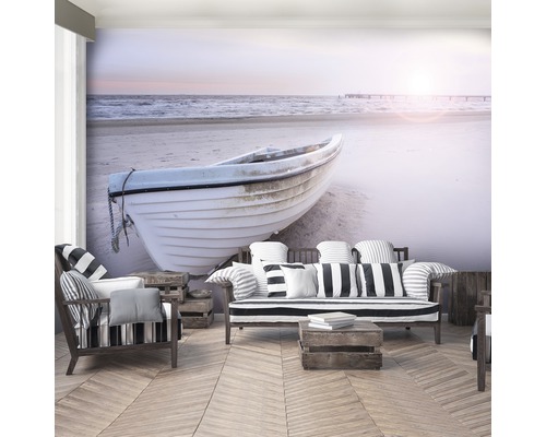 Szene mit Fototapete, die ein Boot am Strand darstellt, mit Sofa und Sessel im Raum