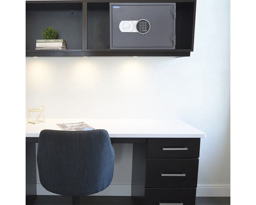 Arbeitszimmer mit Schreibtisch, Stuhl und Tresor mit Zahlenschloss