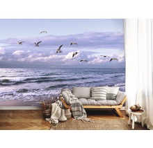 Wandbild mit Meereslandschaft und Möwen in einem hellen, wohnlichen Raum.
