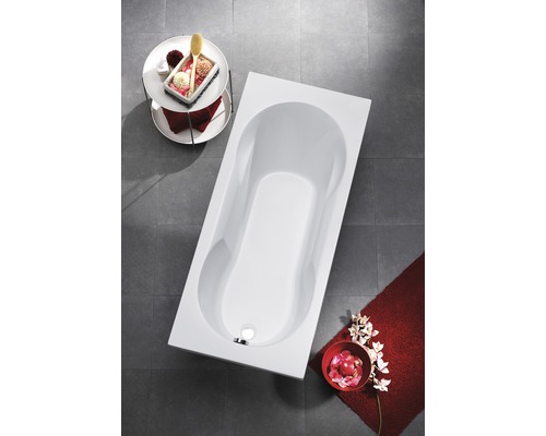 Rechteckige Badewanne im Badezimmer mit Badaccessoires
