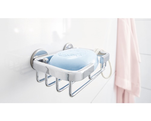 Seifenhalter aus Metall mit Seife an einer Badezimmerwand