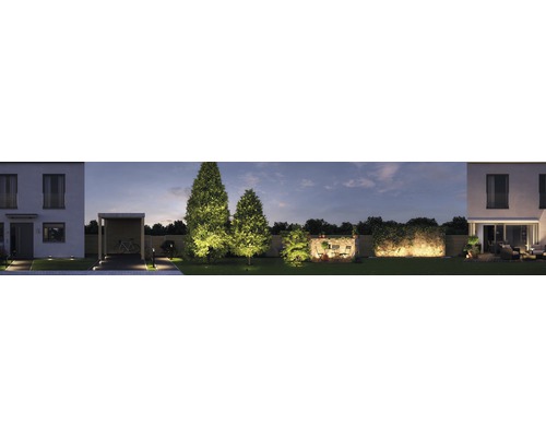 Beleuchteter Garten mit Haus, Bäumen, Rasen und Gartenmöbeln