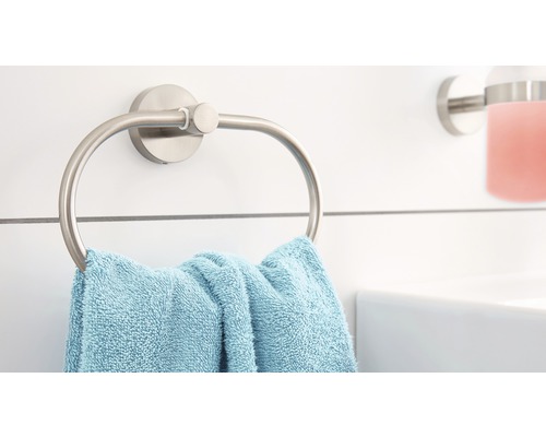 Handtuchring mit blauem Handtuch im Badezimmer
