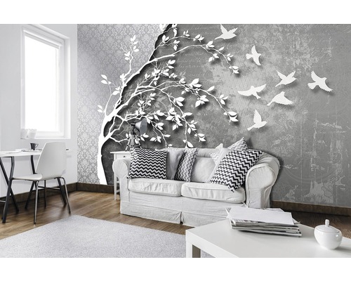 Wohnzimmer mit Fototapete mit Baum und Vogeldarstellung