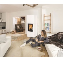 Helles Wohnzimmer mit Kaminofen und entspannter Frau