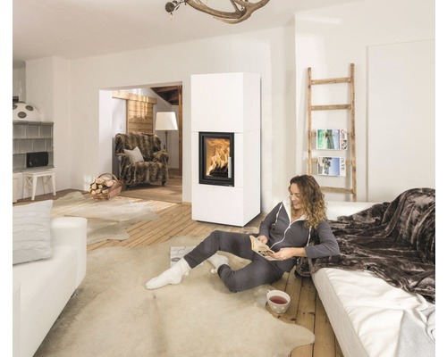 Helles Wohnzimmer mit Kaminofen und entspannter Frau