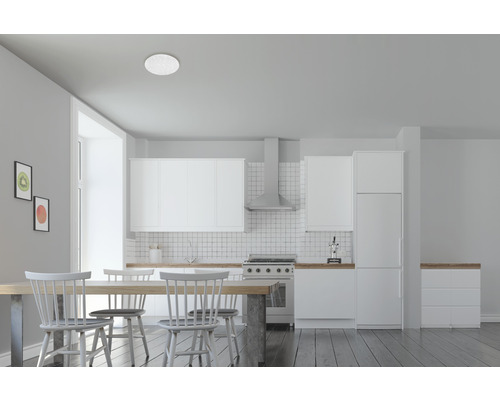 Heller Küchenraum mit Esstisch und runder Deckenleuchte