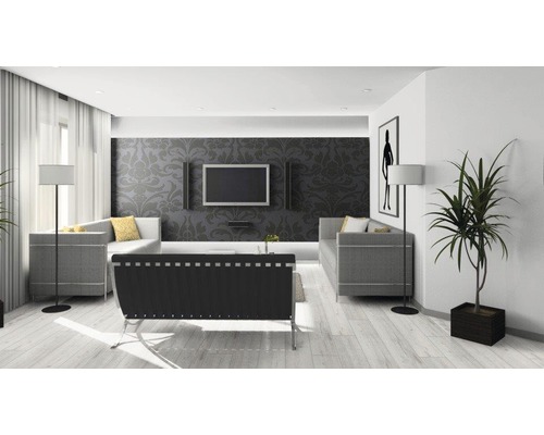 Helles Wohnzimmer mit Sofa, Sessel, Stehlampe, Zimmerpflanze und Fernseher