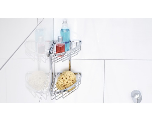 Eckregal mit Schwamm und Pflegeprodukten im Badezimmer