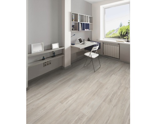 Modernes Arbeitszimmer mit hellem Holzfußboden, Schreibtisch und Regalen