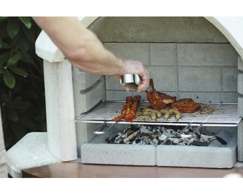 Grill mit Fleisch, Wurst und Marinade