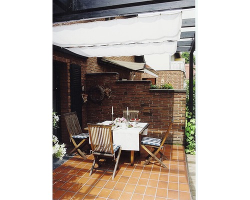 Terrasse mit Holzsitzgruppe, Tisch und Sonnensegel