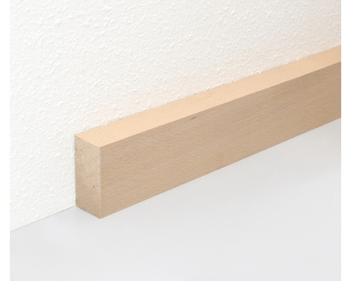 Sockelleiste aus Holz an einer Wand