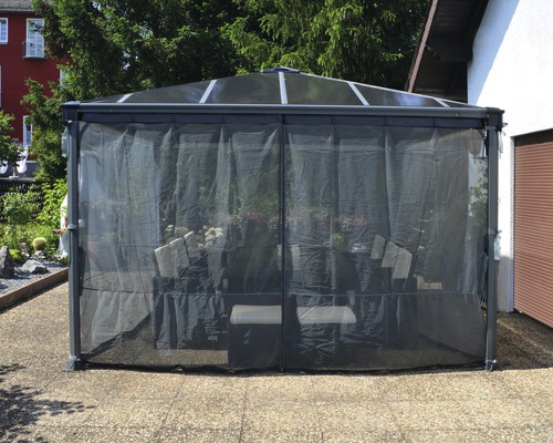 Gartenpavillon mit Vorhängen und Möbeln