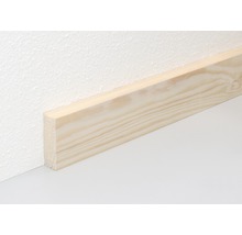 Holzleiste aus Fichte an Wand und Boden