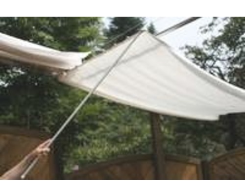 Person bedient Sonnensegel mit Stab zur Beschattung