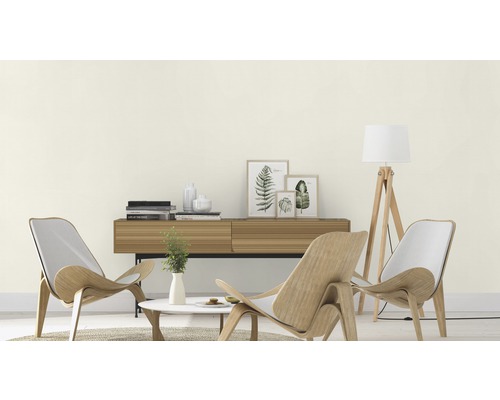 Wohnzimmer mit Holzsessel, Tisch, Kommode und Stehlampe