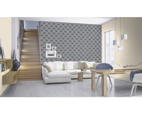 Helles Wohnzimmer mit Treppe, Sofa, Tisch und gemusterter Tapete