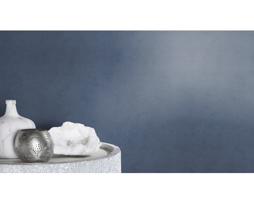 Dekorative Tischszene mit Marmorvase, Teelichthalter aus Metall und weißem Quarz auf einem verzierten Tisch