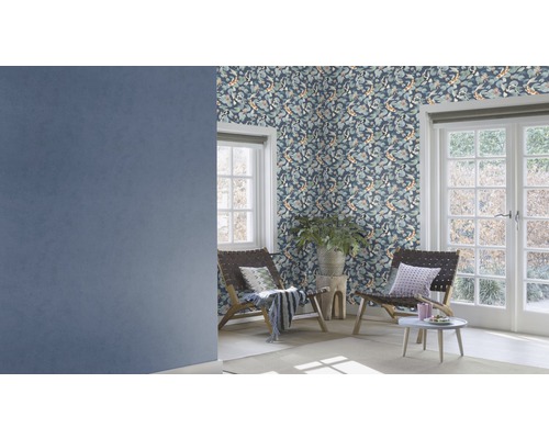 Wohnzimmer mit gemusterter Tapete, Stühlen und Fenstern