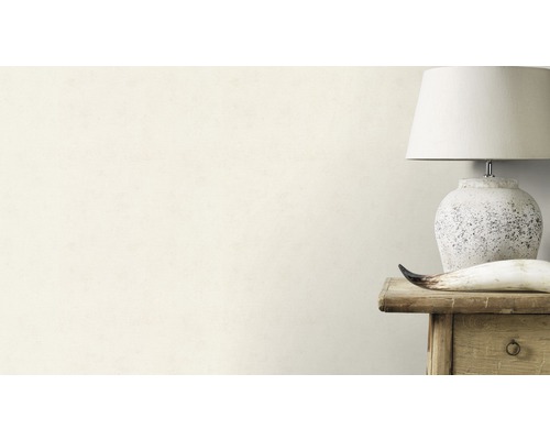 Dekorative Tapete im Wohnraum mit Lampe und Tisch