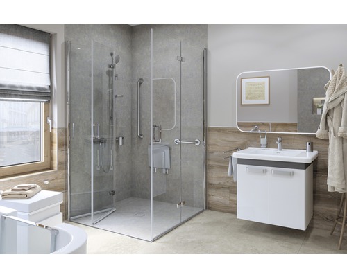 Barrierefreies Badezimmer mit Dusche, Haltegriffen und Waschtisch
