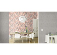 Esszimmer mit Esstisch, Stühlen, Pendelleuchte und floraler Tapete