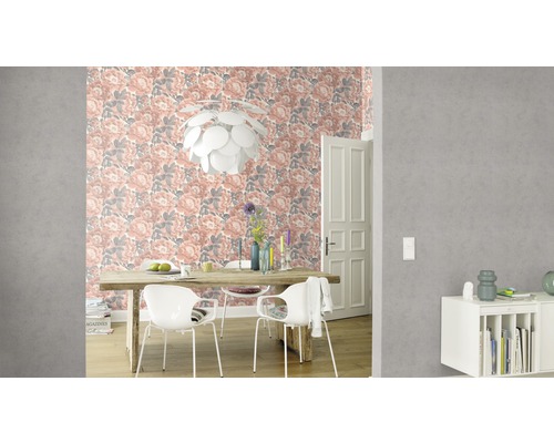 Esszimmer mit Esstisch, Stühlen, Pendelleuchte und floraler Tapete