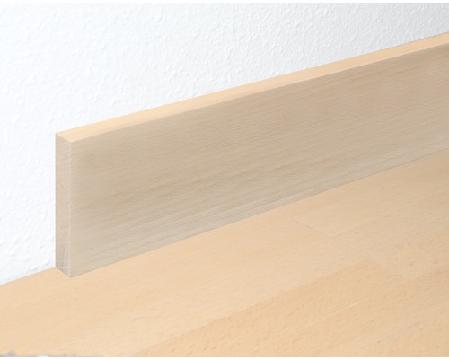 Sockelleiste aus Holz an einer Wand