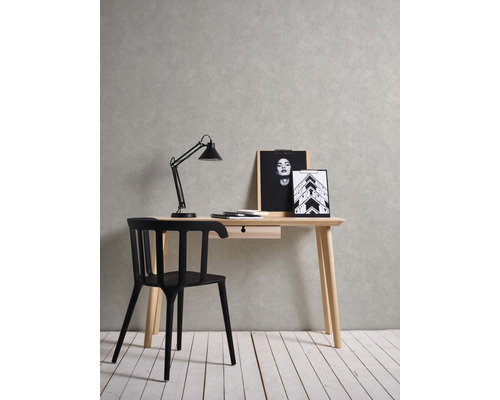 Schreibtisch mit Schreibtischlampe, Stuhl und zwei Bildern