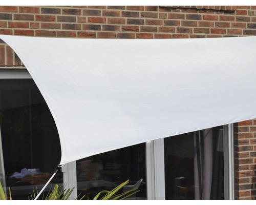 Weißes Sonnensegel im Außenbereich zur Beschattung