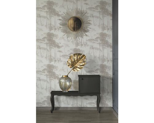 Dekoratives Interieur mit Konsole, Spiegel, Vase und gemusterter Tapete